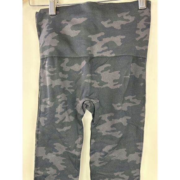 SPANX Look At Me Now Seamless Camo Print Leggings Comfort Stretch Spanx Small - Picture 9 of 10